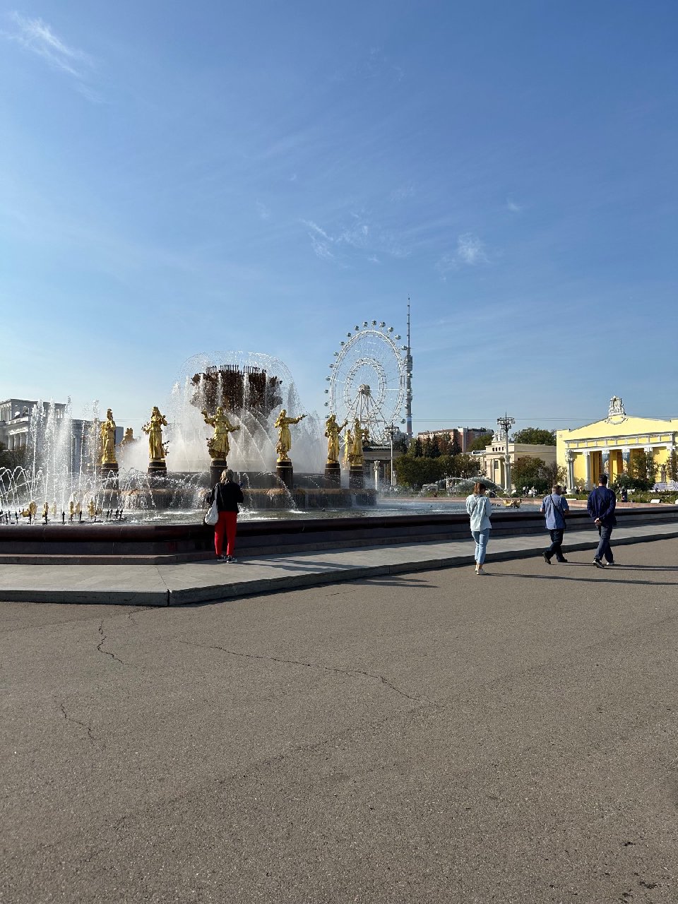 ВДНХ за 2 часа: главные символы и фонтаны