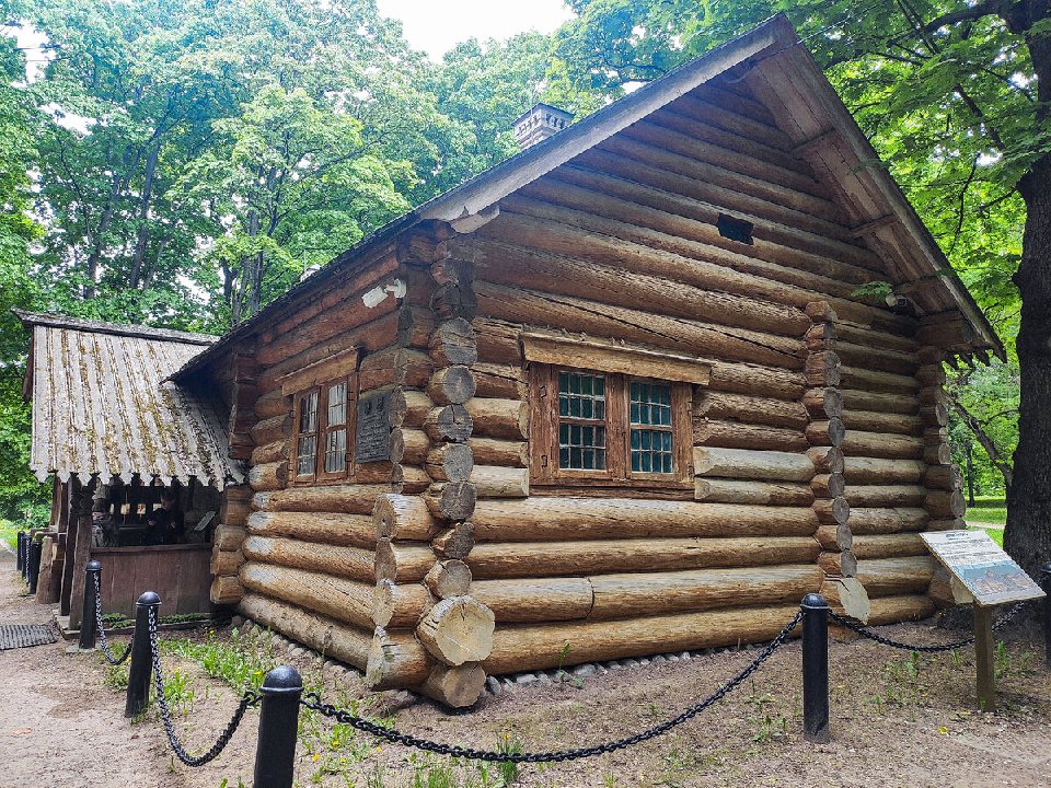 Домик Петра I в парке Коломенское